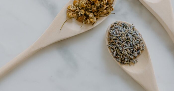 夜の照明の中でルイボスやカモミールなどハーブティーをブレンドする様子