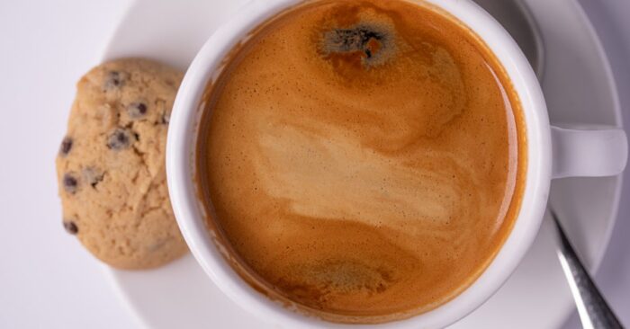 カップから立ちのぼる紅茶の香りをゆっくり感じる女性の手元