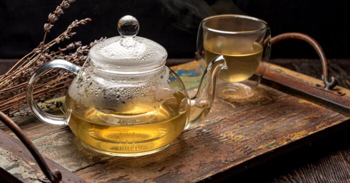 紅茶の香りとアロマキャンドルの灯りが調和する夜のリラックス空間