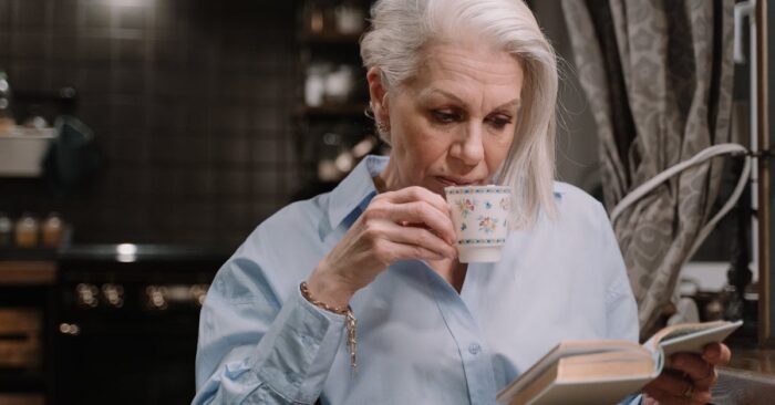 夜の静けさの中で湯気を立てる紅茶のカップと柔らかい照明の雰囲気