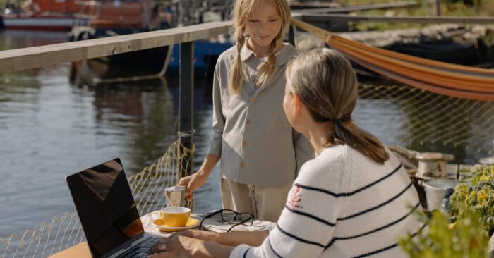 子育て中のママが紅茶を手にほっと一息ついている、温かく穏やかな時間のイメージ