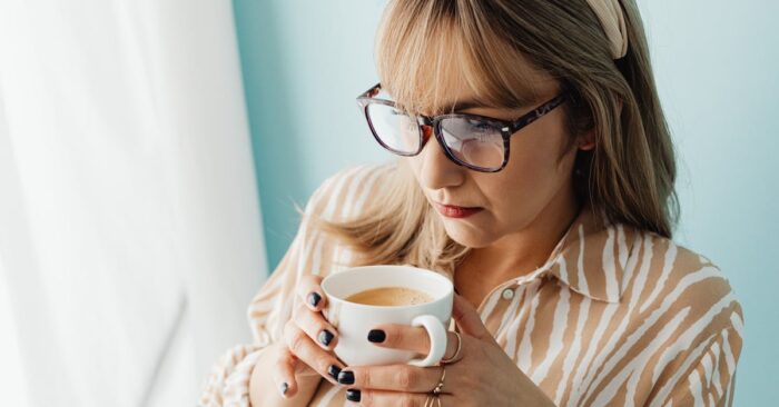 お気に入りのカップで紅茶をいれながら静かに自分を労うママの夜のセルフケア時間