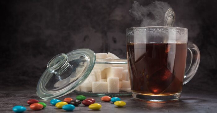 紅茶の湯気がやわらかく立ちのぼり、心を癒すように香りが広がる様子