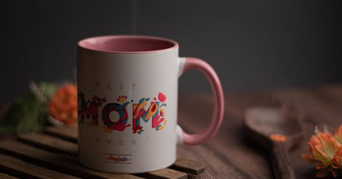 穏やかな笑顔で紅茶を飲みながら心を整えるママの様子