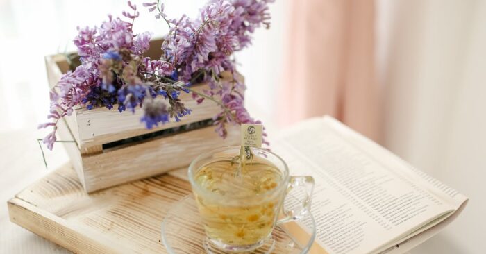 お気に入りの空間で紅茶を楽しむママの穏やかなひととき