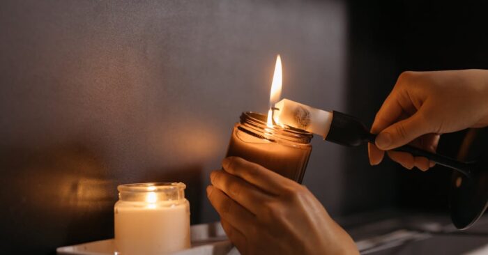 夜の静かな部屋でママが紅茶を飲みながら一日をリセットしている穏やかな時間