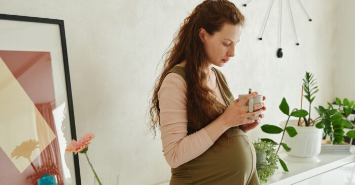 子育て中のママが紅茶を手にほっと一息ついている、温かく穏やかな時間のイメージ