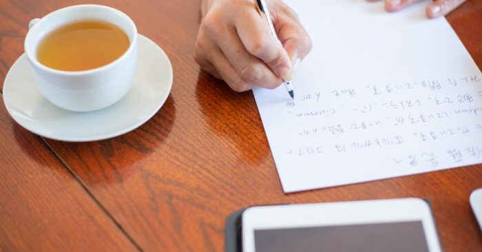 朝の紅茶の香りと湯気が漂うカップを前にリラックスする様子。香りや温度が五感を整えるイメージを表現した画像。