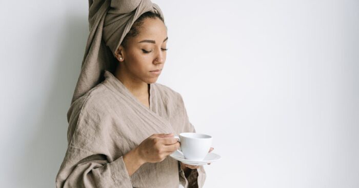 お気に入りのカップで紅茶をいれながら静かに自分を労うママの夜のセルフケア時間