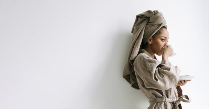 紅茶の湯気を見つめながら深呼吸する女性。穏やかな表情で心を整えている様子。