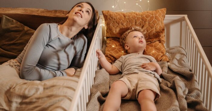子どもが寝た後に静かな部屋で紅茶を飲みながらほっと一息つくママの様子