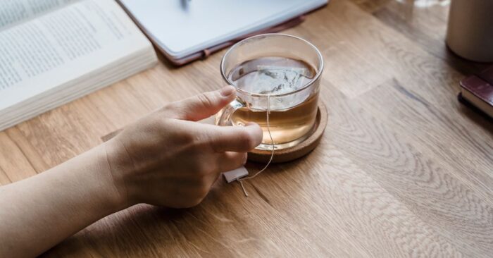 朝に紅茶を飲みながら心を整えるママ・パパの穏やかなティータイムの様子を表現した画像