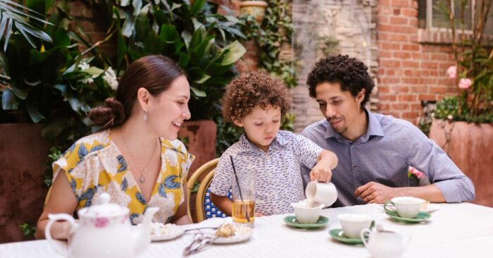笑顔で紅茶を楽しむママと穏やかな雰囲気の家庭の様子