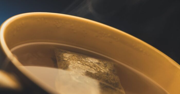 紅茶の湯気が立ちのぼり、心を落ち着かせるような温かい雰囲気のティーカップ
