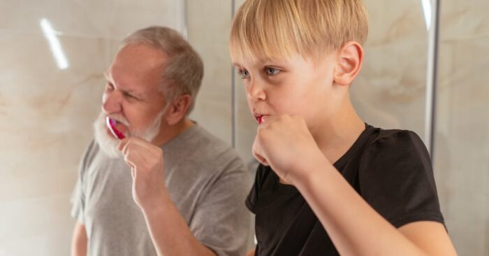 家族が笑顔で紅茶を囲みながらゆったり過ごすティータイムの様子