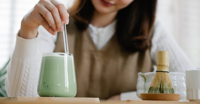 紅茶の香りを感じながら深呼吸する穏やかな女性と温かな雰囲気