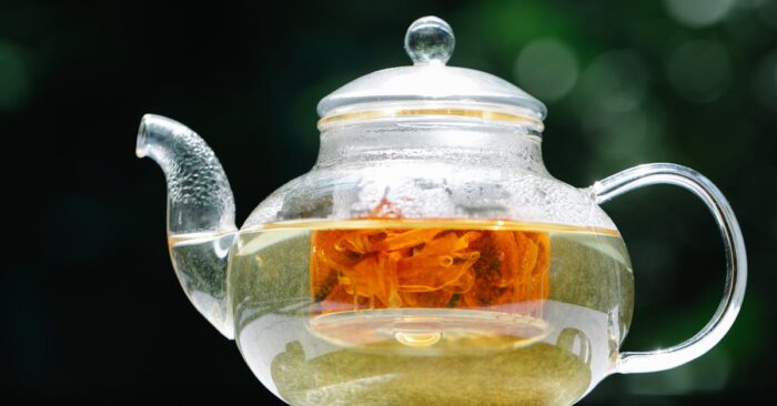 ママが静かに紅茶を飲みながら呼吸を整えている穏やかな時間