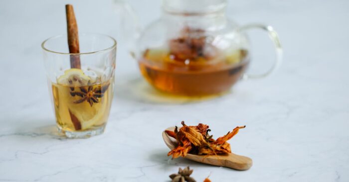 夜の照明の中でルイボスやカモミールなどハーブティーをブレンドする様子