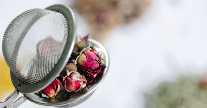 茶葉から立ち上る香り分子のイメージと紅茶の香気成分を感じる穏やかな雰囲気