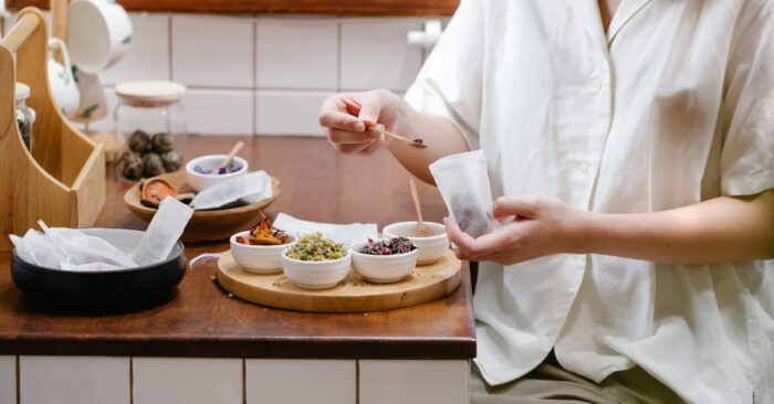 紅茶の香りを感じながら深呼吸する穏やかな女性と温かな雰囲気