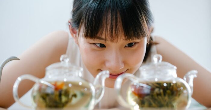 茶葉から立ち上る香り分子のイメージと紅茶の香気成分を感じる穏やかな雰囲気