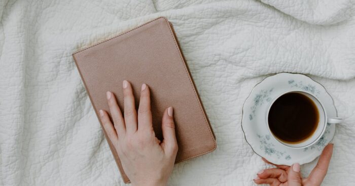 紅茶を飲みながら穏やかな時間を過ごす女性の手元と柔らかな光の風景