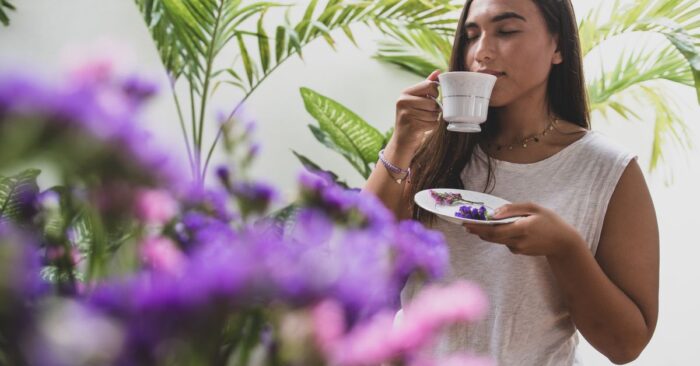ママが静かに紅茶を飲みながら呼吸を整えている穏やかな時間