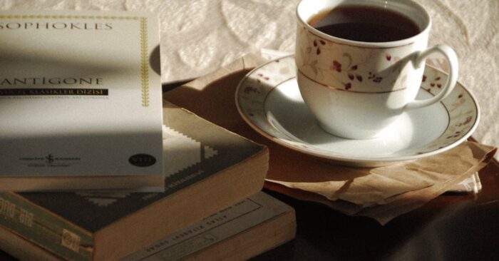 お気に入りの空間で紅茶を楽しむママの穏やかなひととき