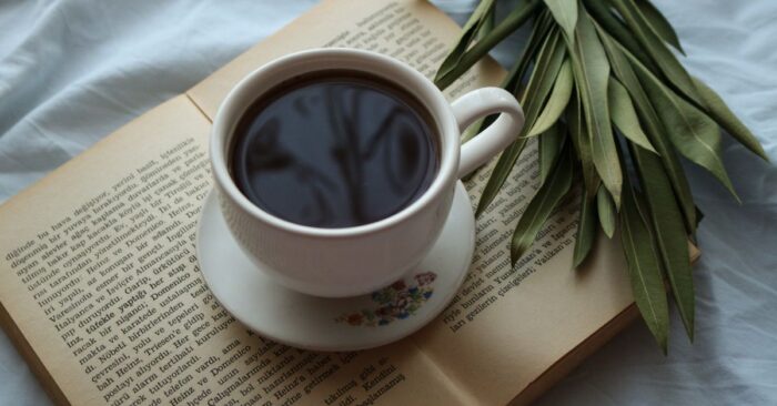 朝に紅茶を飲みながら心を整えるママ・パパの穏やかなティータイムの様子を表現した画像
