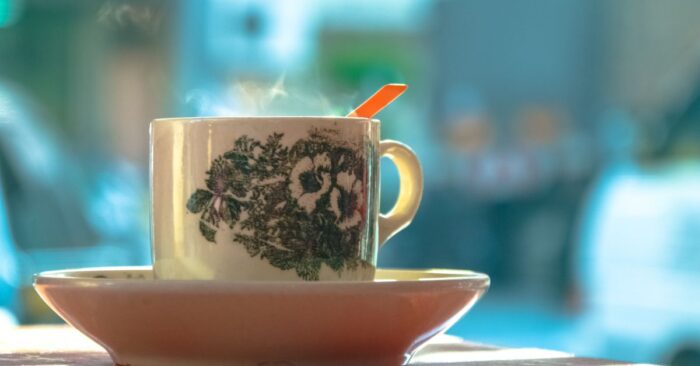 紅茶の湯気が立ちのぼり、心を落ち着かせるような温かい雰囲気のティーカップ