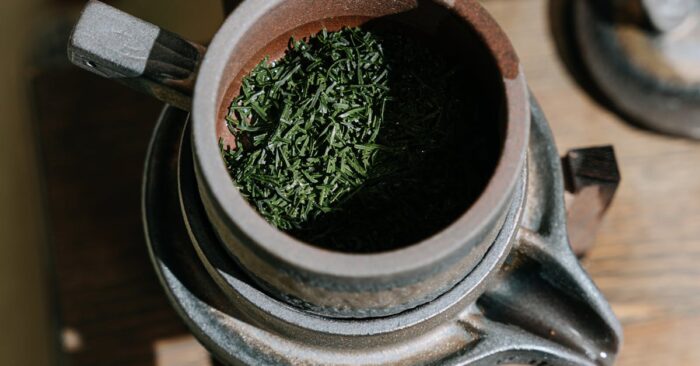 茶葉から立ち上る香り分子のイメージと紅茶の香気成分を感じる穏やかな雰囲気