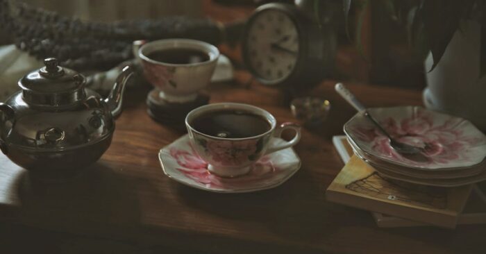 紅茶を飲みながら穏やかな時間を過ごす女性の手元と柔らかな光の風景